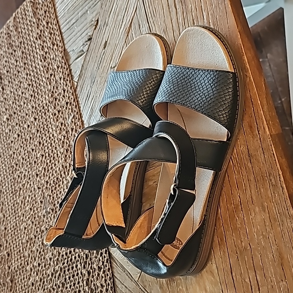 Dr. Scholl's strappy sandals, 8.5